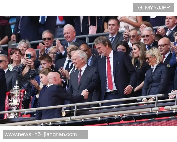 沃诺克幽默回应曼联困境愿意无偿执教助球队渡过难关